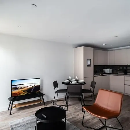 Spacious 2 Bed In Central *