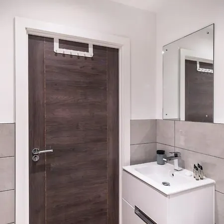 Zeni, Alexandra Rise Flat Apartment