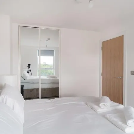 Lovely 2 Bedroom In Salford