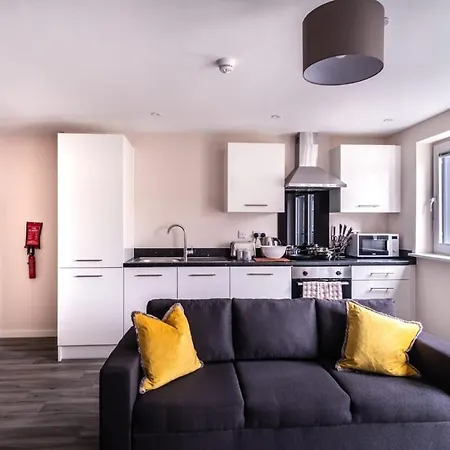 Modern & Spacious 2 Bed In *