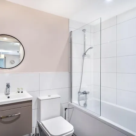 Modern & Spacious 2 Bed In شقة *