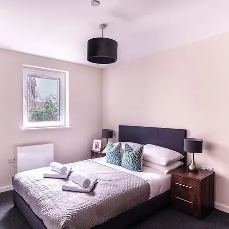 Modern & Spacious 2 Bed In *