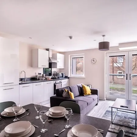 Modern & Spacious 2 Bed In مانشستر