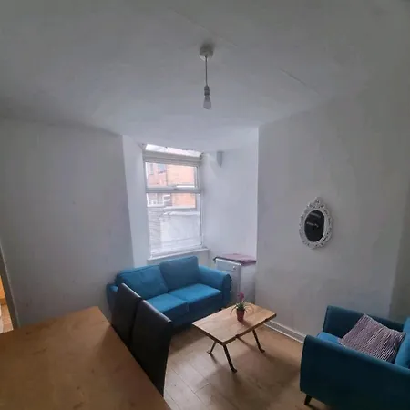Double With Shared Bathroom In Salford *