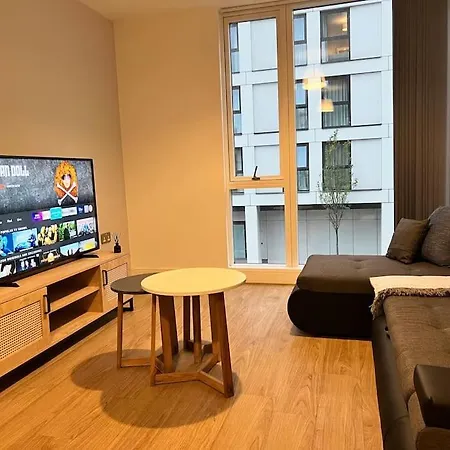 Lovely 2 Bedroom In Apartment *