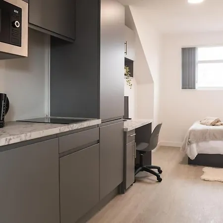 Homely Studio: Old Trafford Apartment *