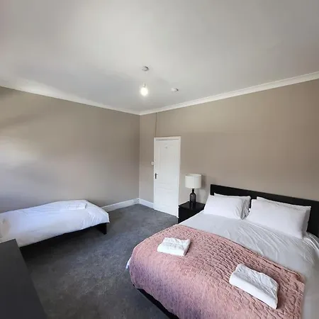 4 Bedroom House, 8 Min To City! Mánchester