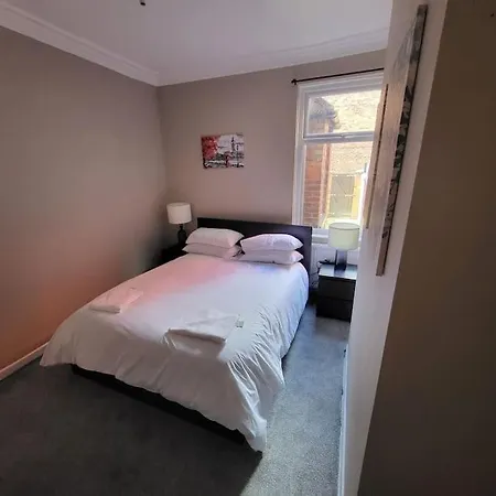 4 Bedroom House, 8 Min To City! * Mánchester