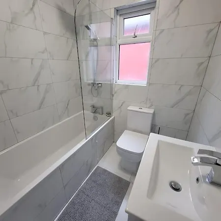 4 Bedroom House, 8 Min To City! Apartamento Mánchester