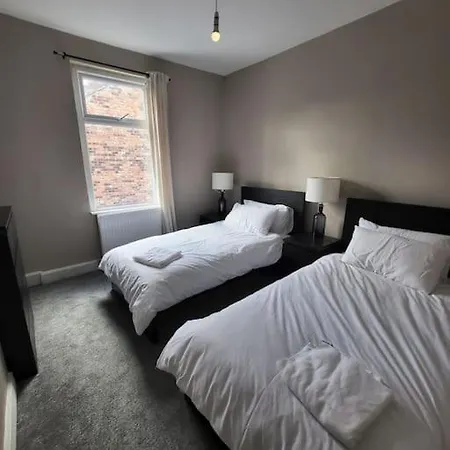 4 Bedroom House, 8 Min To City! Manchester