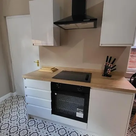 4 Bedroom House, 8 Min To City! * Mánchester