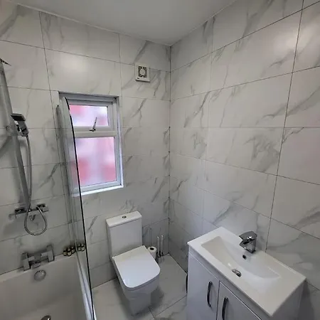 4 Bedroom House, 8 Min To City! * Mánchester