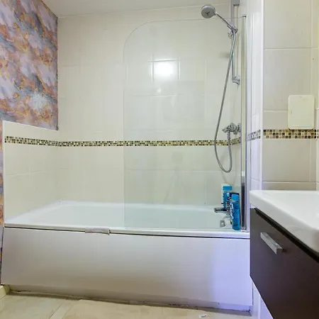 Retreat - Modern 2br Manchester