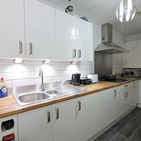 Retreat - Modern 2br Manchester