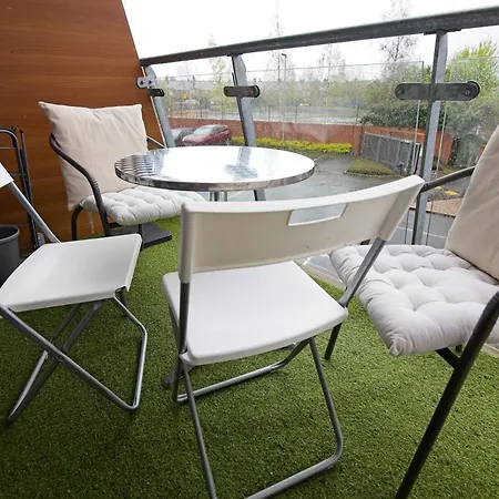 2 Bed - Free Parking - Close To Centre *