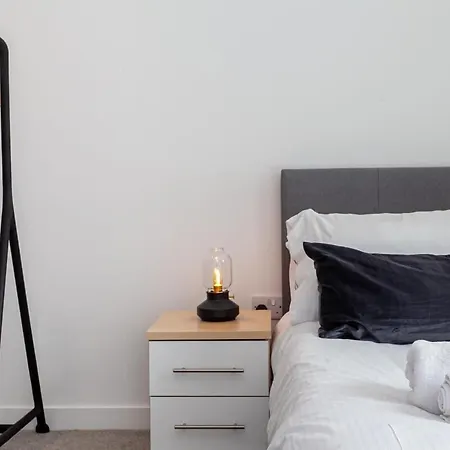 Spacious 2 Bed In Apartment Manchester