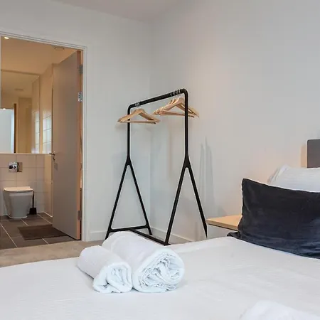 Spacious 2 Bed In Apartment