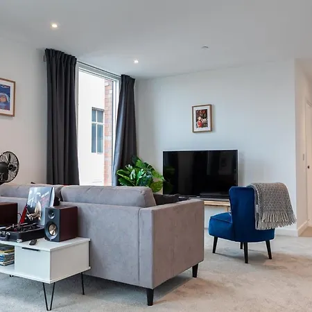 Spacious 2 Bed In Apartament