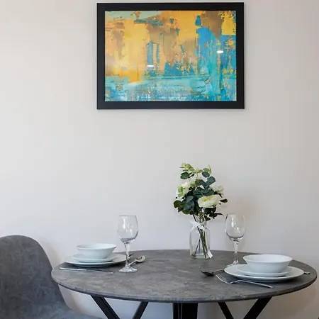 Fantastic 1 Bedroom Apartment *