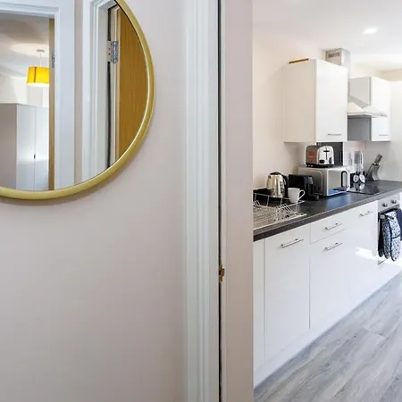 Fantastic 1 Bedroom Apartment *