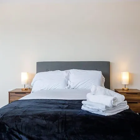 Stylish And Bright 2 Bedroom דירה