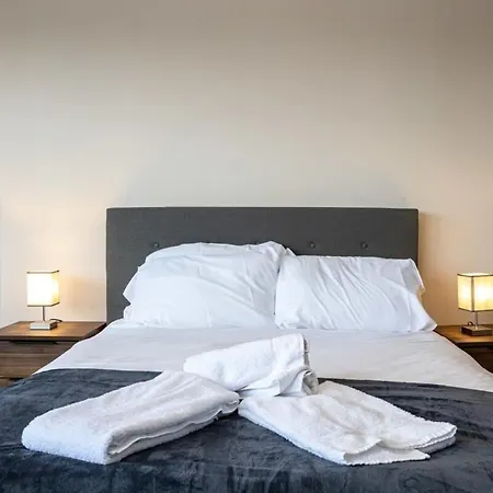 Lovely 2 Bedroom Modern Apartment