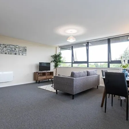 Lovely 2 Bedroom Modern Apartment