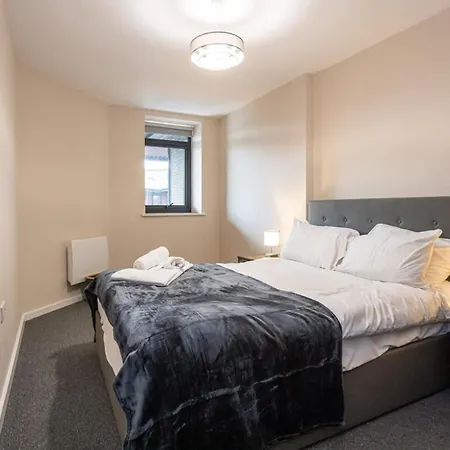 Lovely 2 Bedroom Modern *