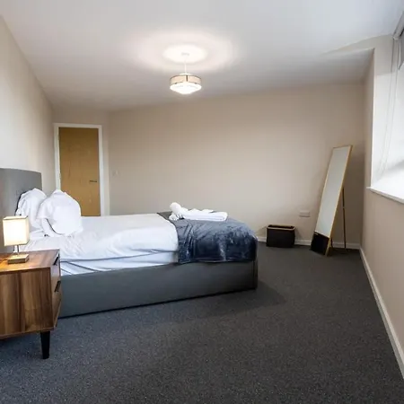 Lovely 2 Bedroom Modern Apartment *