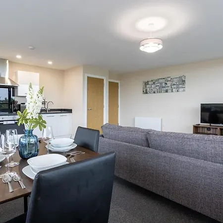 Lovely 2 Bedroom Modern Apartment