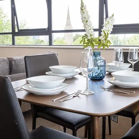 Lovely 2 Bedroom Modern Apartment *