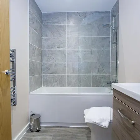 Modern And Stylish 1 Bed Apartment *