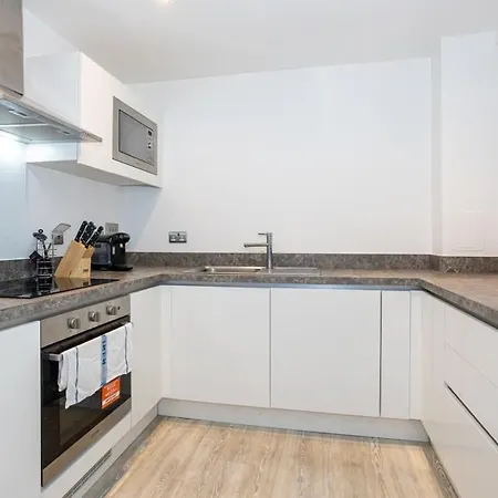Smart 1 Bedroom In Salford *