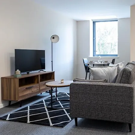 Bright & Modern 1 Bedroom Apartment *