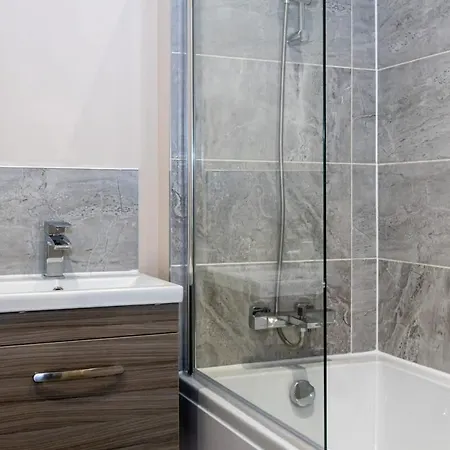 Contemporary 2 Bed Salford Apartment *