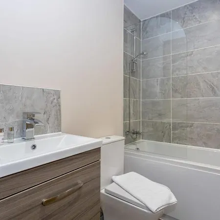 Modern & Bright 1 Bedroom Salford Apartment *