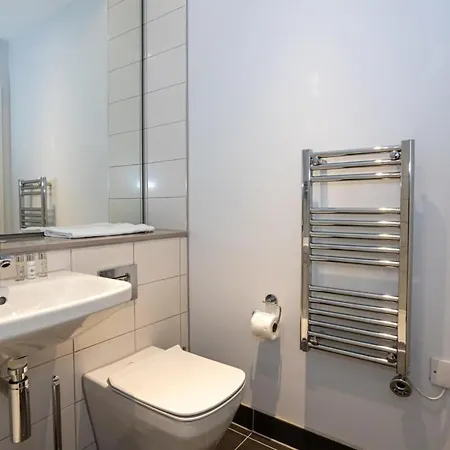 Stunning 2 Bedroom *