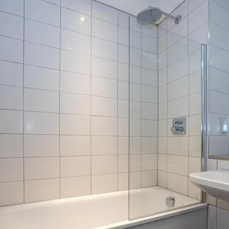 Stunning 2 Bedroom *