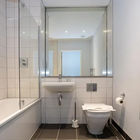 Apartment Stunning 2 Bedroom *