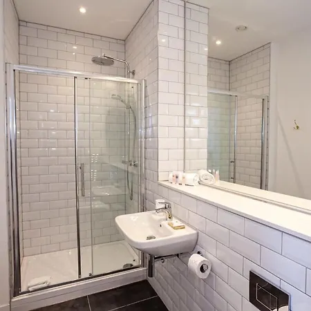 Superb 2bed 2bath 5min Walk To Victoria Station *
