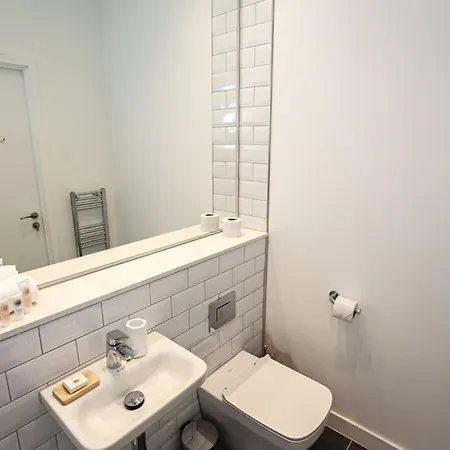 Superb 2bed 2bath 5min Walk To Victoria Station Apartment Manchester