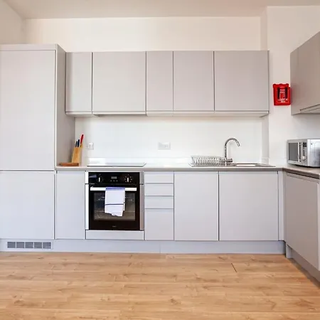 Superb 2bed 2bath 5min Walk To Victoria Station *