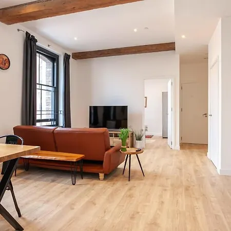 Superb 2bed 2bath 5min Walk To Victoria Station Apartment