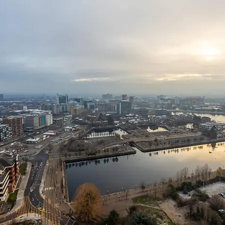 Modern 2 Bed Salford Stunning Views Apartment