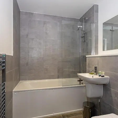 Modern 2 Bed Salford Stunning Views Apartment *