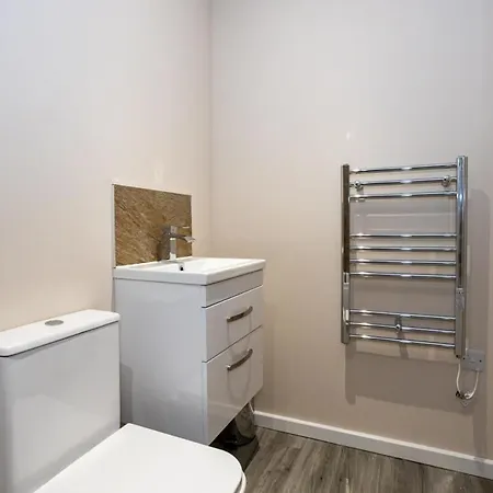 2 Bedroom Modern In Apartment *