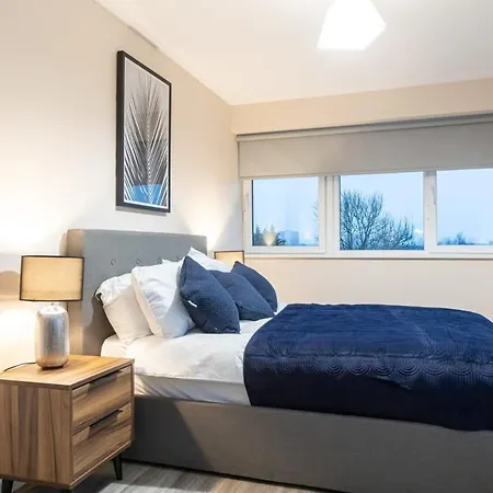 2 Bedroom Modern In Apartment