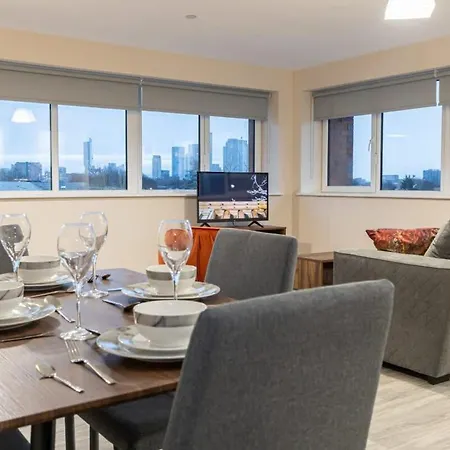 2 Bedroom Modern In Apartment *