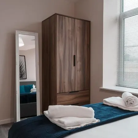 Contemporary 2 Bed - Sleeps 4 דירה *
