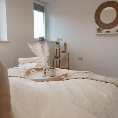 Lovely 2 Bed In - Sleeps 4 *